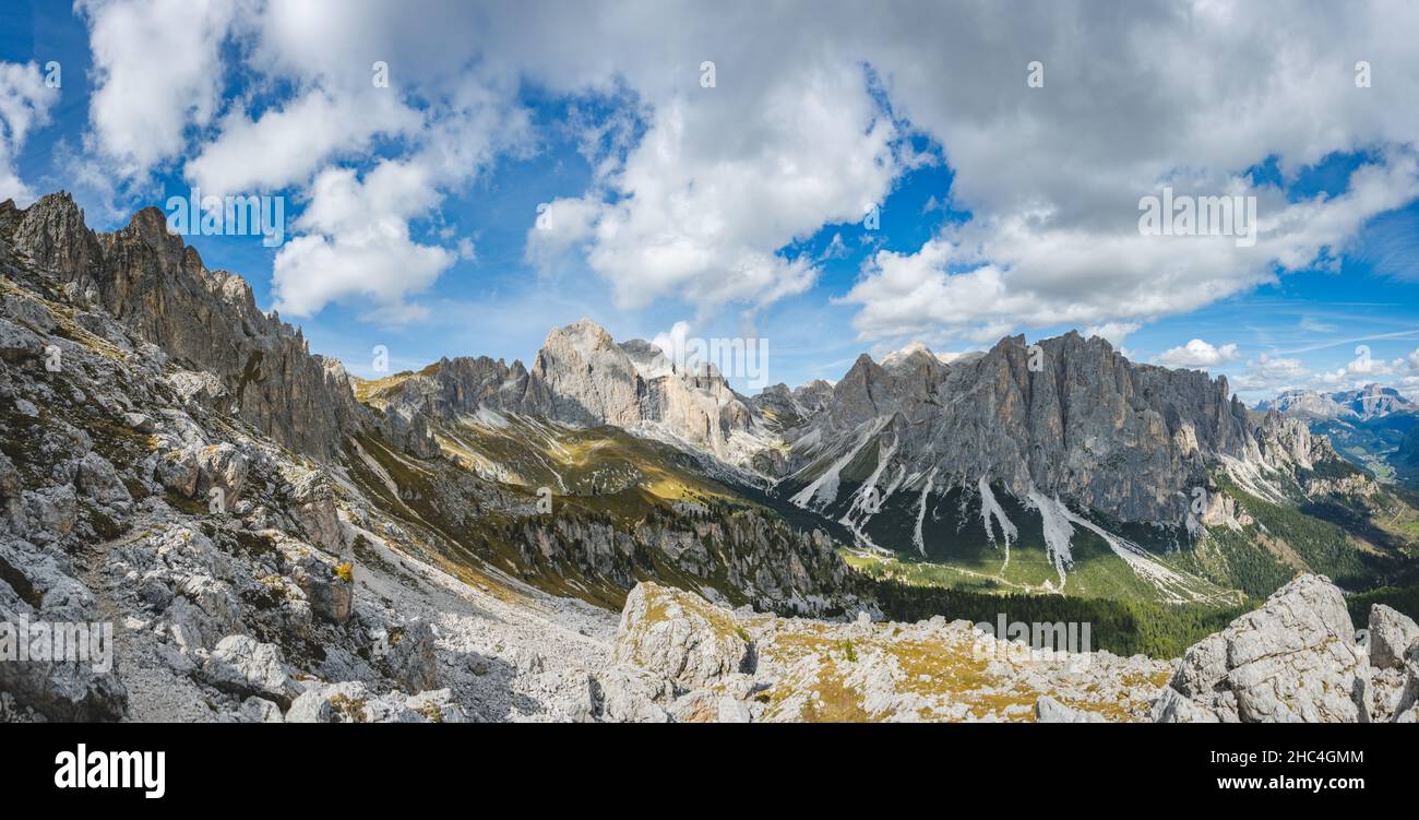 vista sui monti rosengarten dal sentiero escursionistico Foto Stock