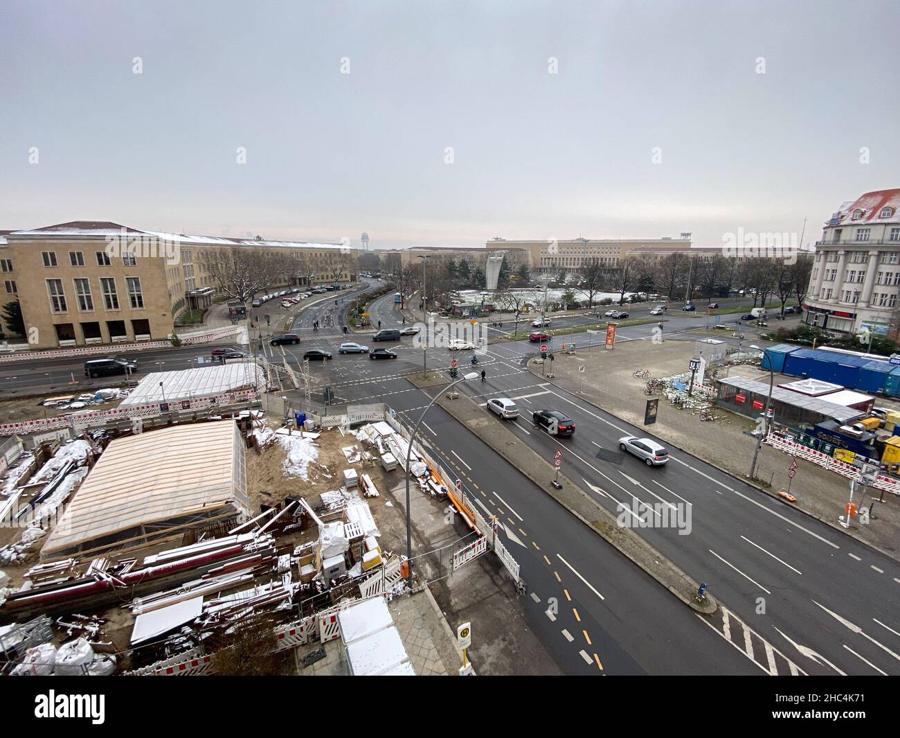 Platz der Luftbrücke, Berlino, Germania. 12th dicembre 2021. Platz der Luftbrücke, Berlino, Germania, al confine tra le località di Tempelhof An Foto Stock