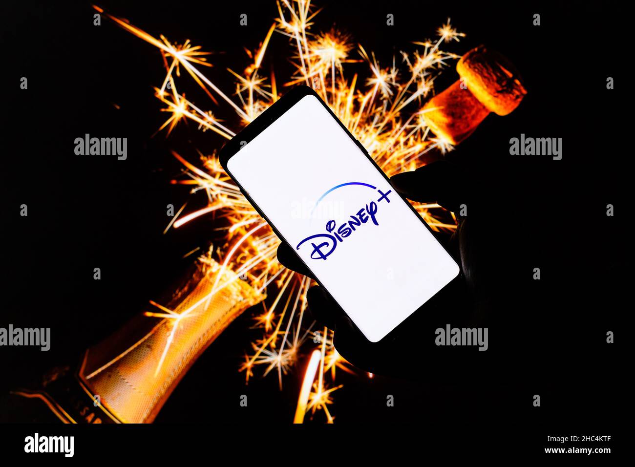 In questa figura è illustrato un logo Disney Plus visualizzato su uno smartphone. Foto Stock