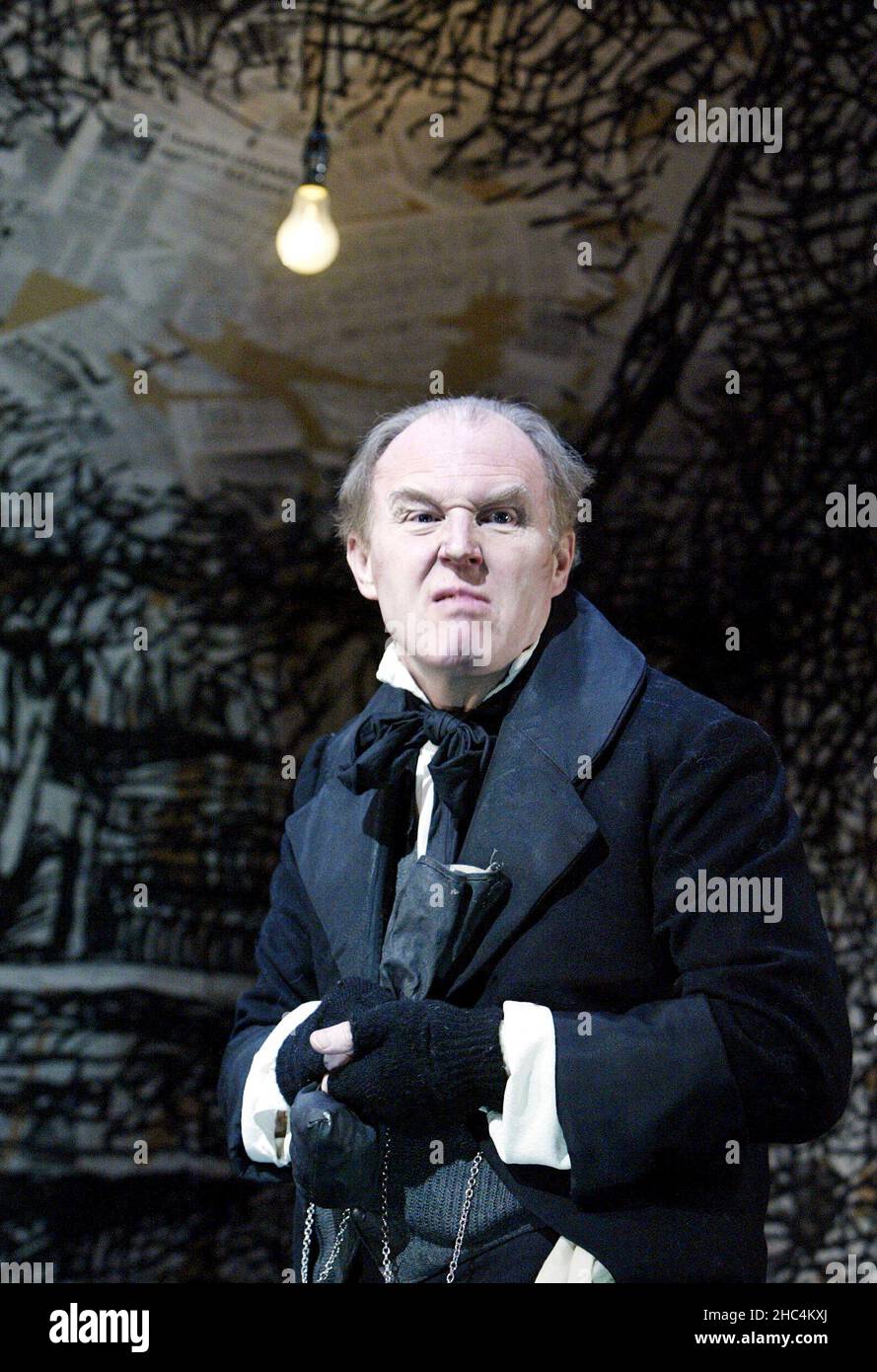 Tim Pigott-Smith (Ebenezer Scrooge) in Un CAROL DI NATALE di Charles Dickens al Teatro Lirico Hammersmith, Londra W6 03/12/2002 adattato e diretto da Neil Bartlett Foto Stock