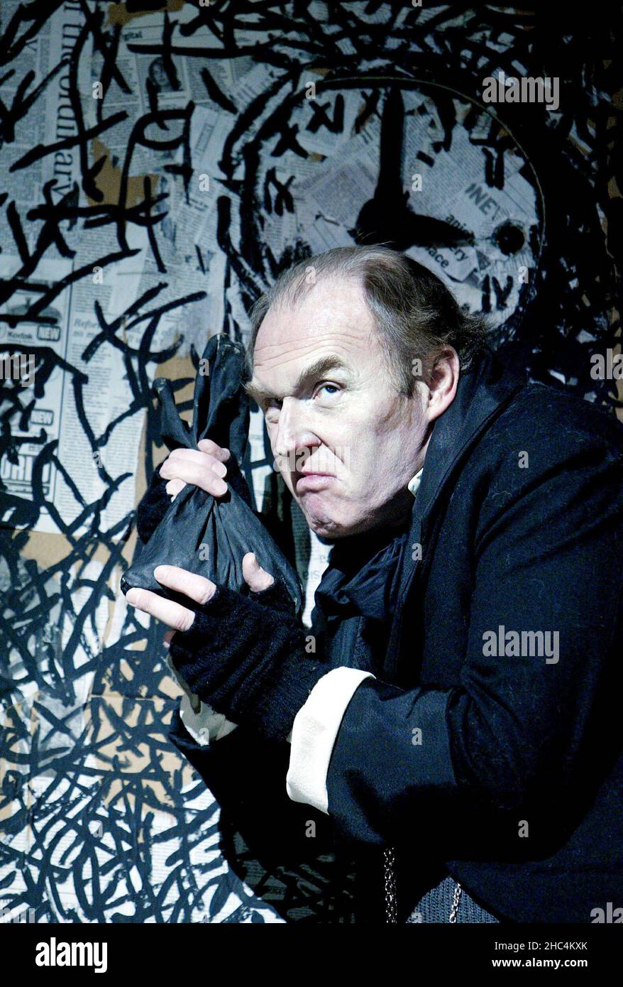 Tim Pigott-Smith (Ebenezer Scrooge) in Un CAROLO NATALIZIO di Charles Dickens al Lyric Theatre Hammersmith, Londra W6 03/12/2002 adattato e diretto da Neil Bartlett Foto Stock