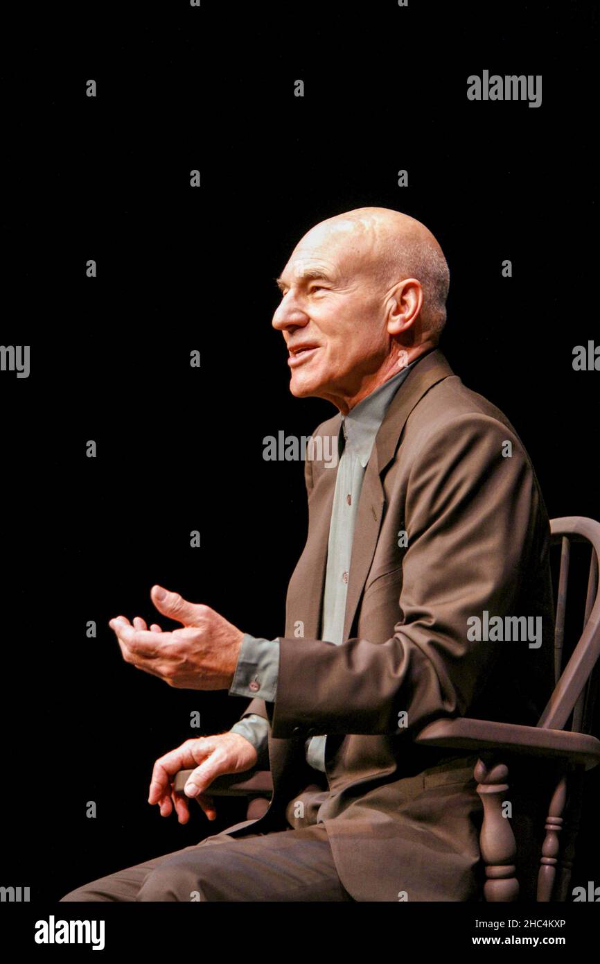 Patrick Stewart in A CHRISTMAS CAROL di Charles Dickens all'Albery Theatre, Londra WC2 07/12/2005 adattato e organizzato da Patrick Stewart Foto Stock