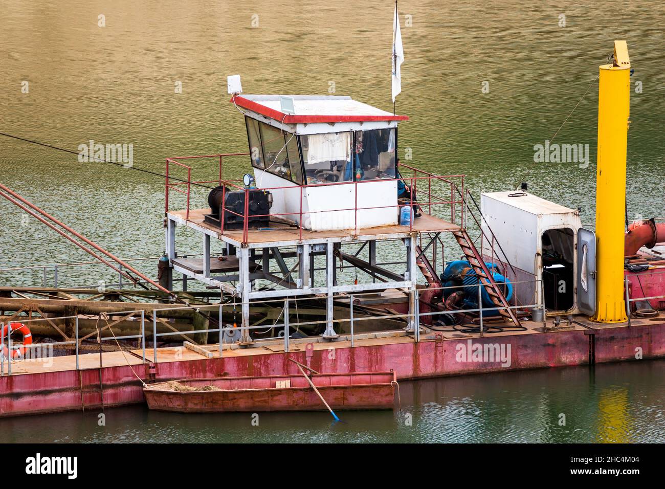 Dragare su una cava di sabbia allagata, parte centrale con una cabina di capitano Foto Stock