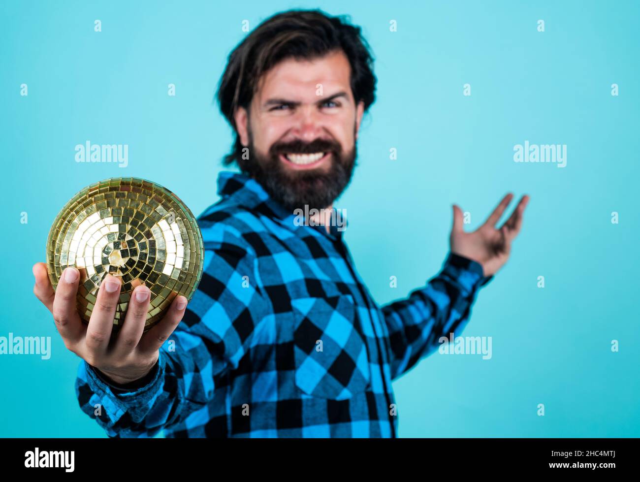 bel hipster ragazzo con baffi e barba tenere disco palla, danza Foto Stock