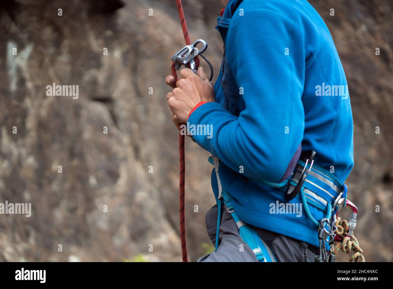L'uomo si sta allenando, arrampicandosi in montagna. Foto Stock