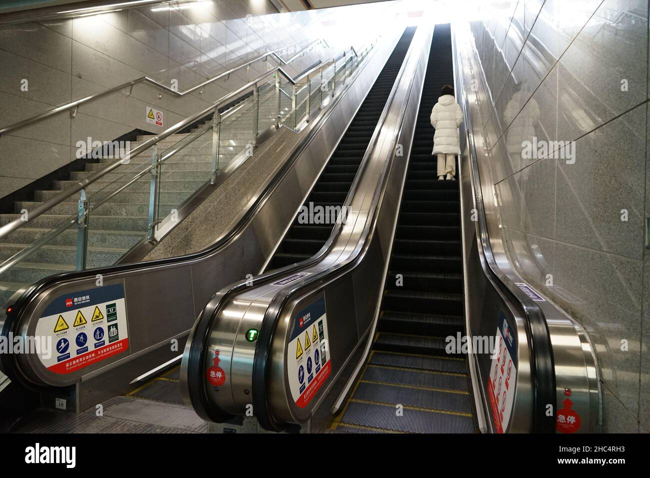 XI'AN, CINA - 24 DICEMBRE 2021 - ci sono pochi passeggeri che lasciano la stazione della metropolitana. Il 24 dicembre 2021, Xi'an, Provincia di Shaanxi, Cina. Foto Stock