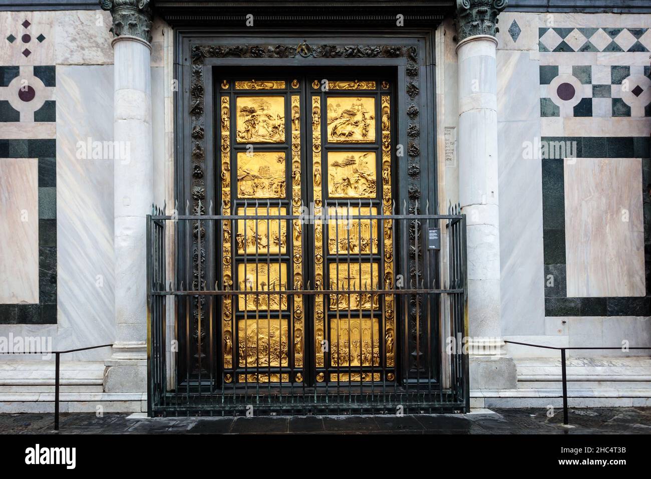 Porta del Paradiso, porta di bronzo di Lorenzo Ghiberti per il Battistero di San Giovanni. Firenze. Italia. Foto Stock
