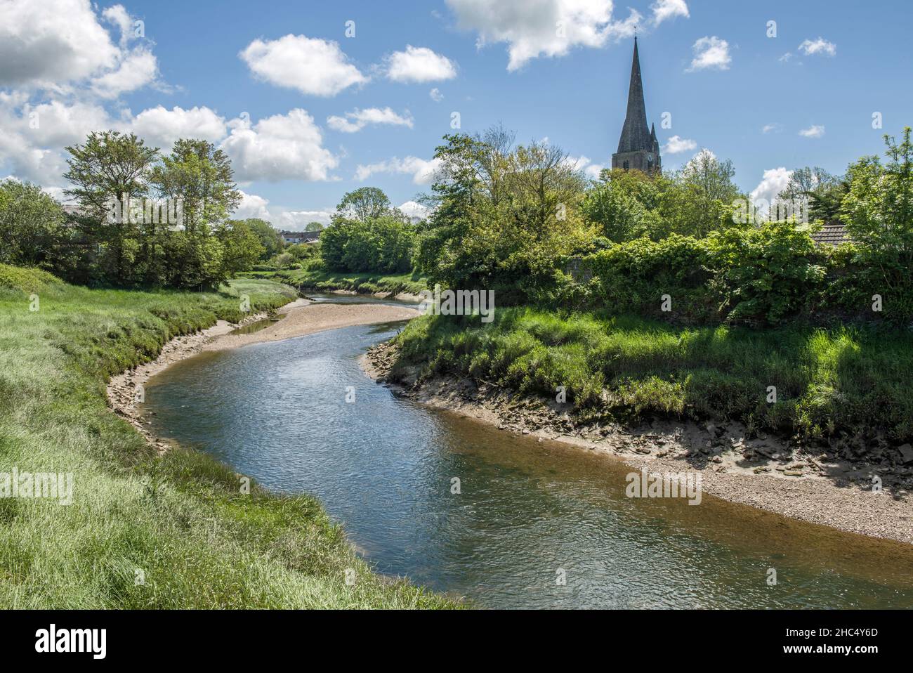 Il fiume, o Afon, Gwendraeth, che sta attraversando il villaggio del Carmarthensshire di Kidwelly (in gallese, Cydweli) Foto Stock