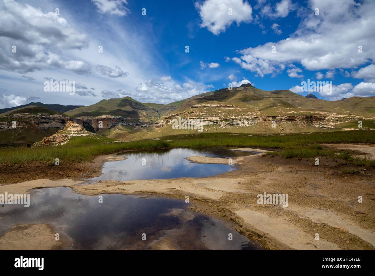 Montagne con piscine d'acqua che riflettono il cielo Foto Stock