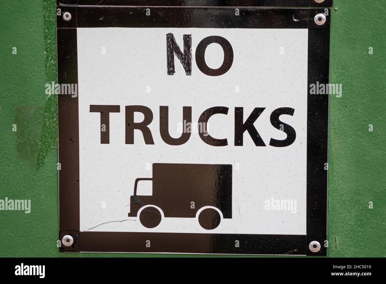 Vecchio segno con le parole No Trucks e un'immagine di un camion sul segno Foto Stock