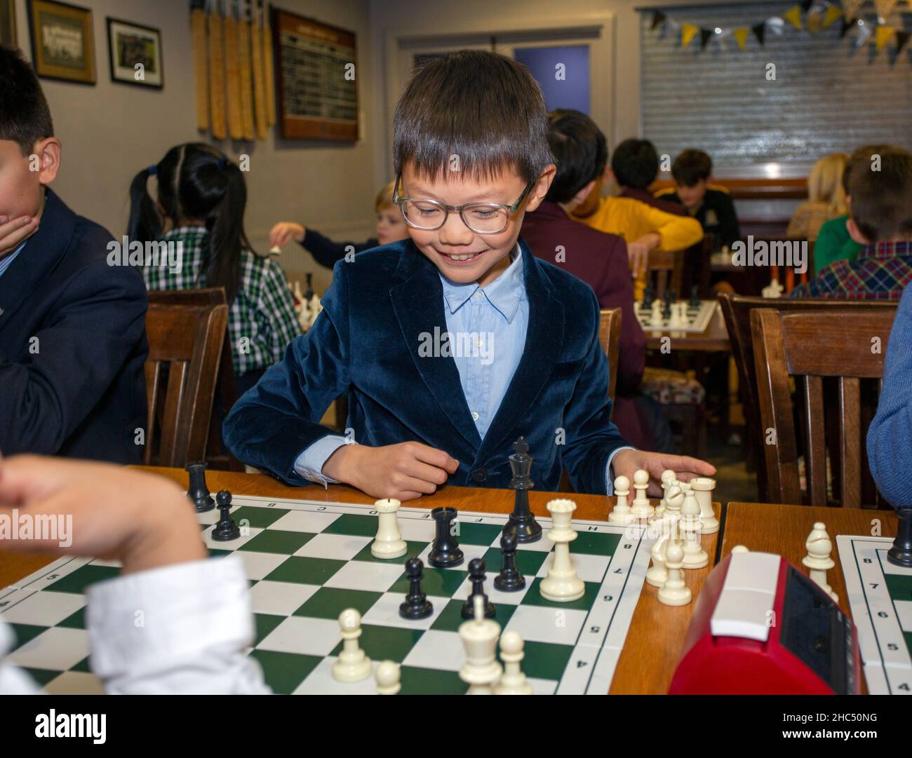 Giochi intelligenti. Un bambino gioca a scacchi. Ragazzo e scacchiera. Strategia. Pensiero logico. Foto Stock