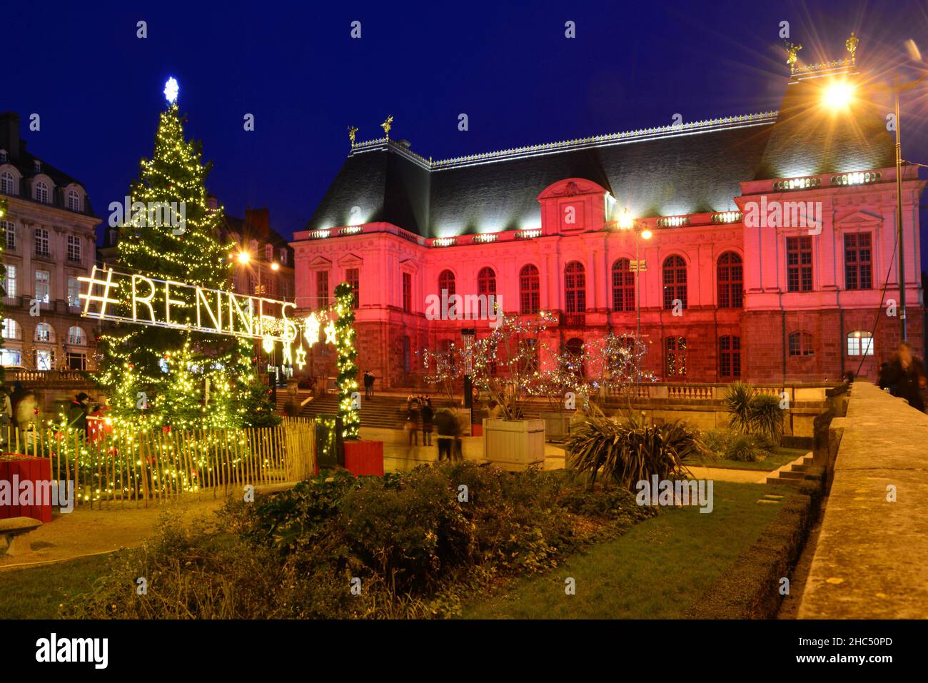 Francia. Ille-et-Vilaine (35). Rennes. Spettacolo di luci sul Parlamento della Bretagna con mercato e albero di natale. Foto Stock