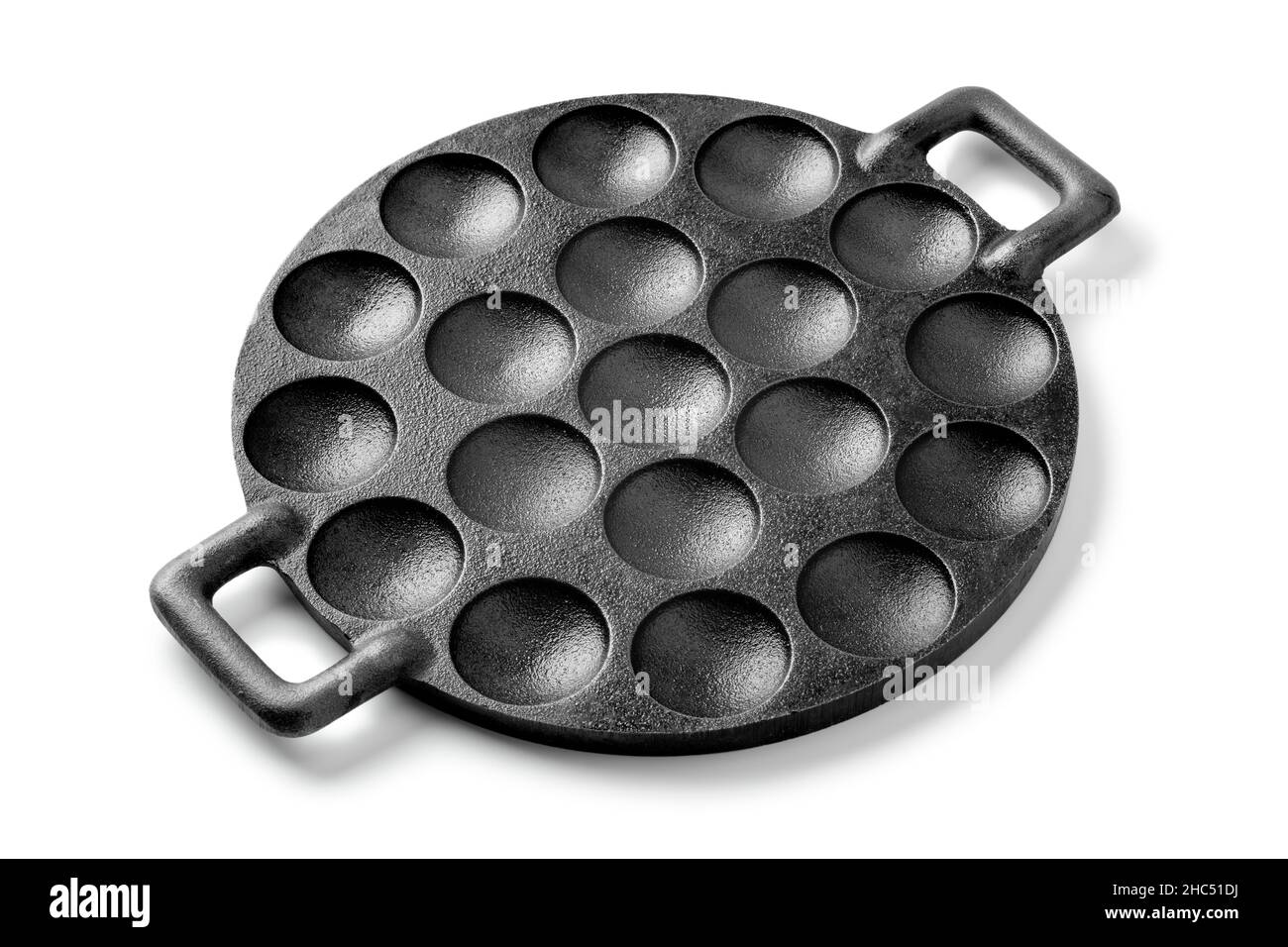 Teglia da forno in ghisa nera singola tradizionale isolata su sfondo bianco Foto Stock
