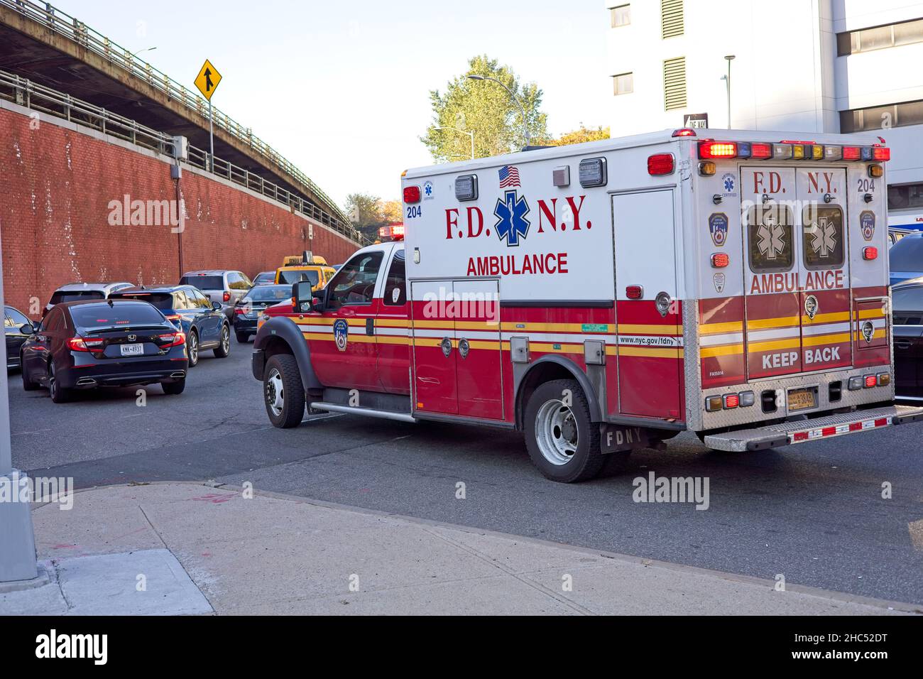 Brooklyn, NY, USA - 24 dicembre 2021: Un'ambulanza dal Dipartimento dei vigili del fuoco di New York si dirige verso la Brooklyn Queens Expressway Foto Stock