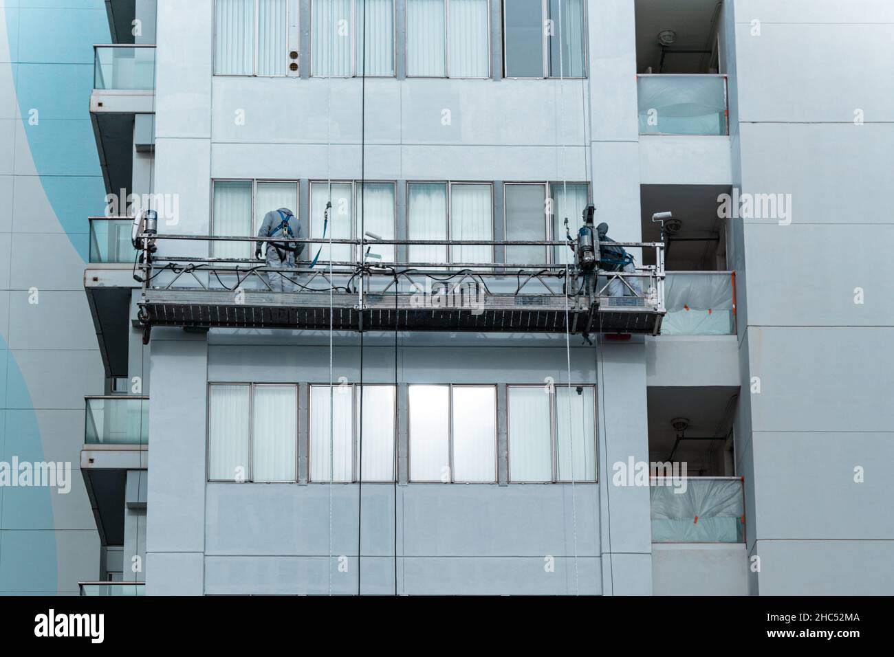 Due persone puliscono le finestre di un edificio. Santa Monica, Stati Uniti Foto Stock