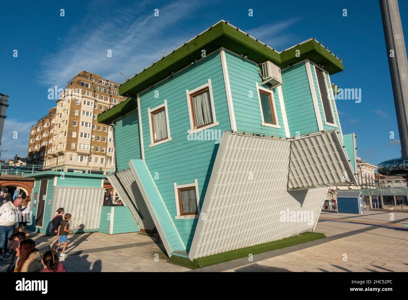 The Upside Down House sulla spiaggia di Brighton, Brighton, East Sussex, Regno Unito. Foto Stock