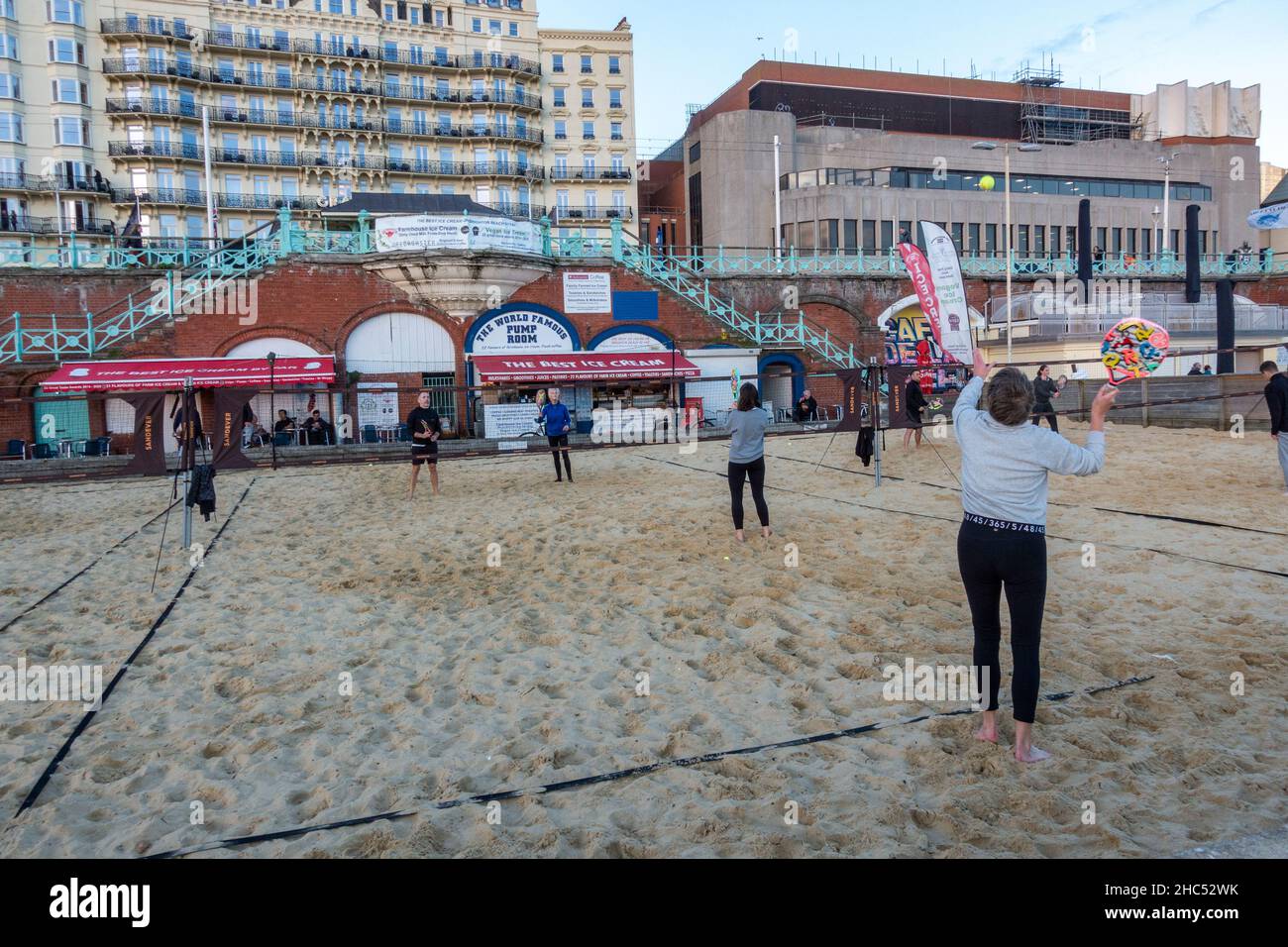 Beach paddle ball sul lungomare di Brighton, East Sussex, Regno Unito. Foto Stock