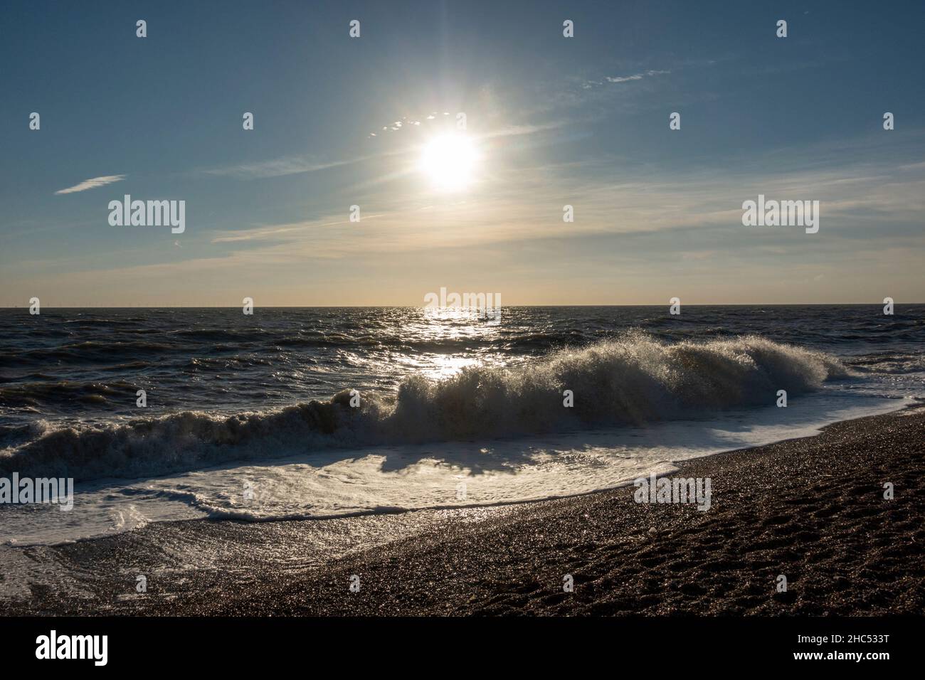 Vista del tramonto guardando verso il sole sulla spiaggia di Brighton, East Sussex, Regno Unito. Foto Stock