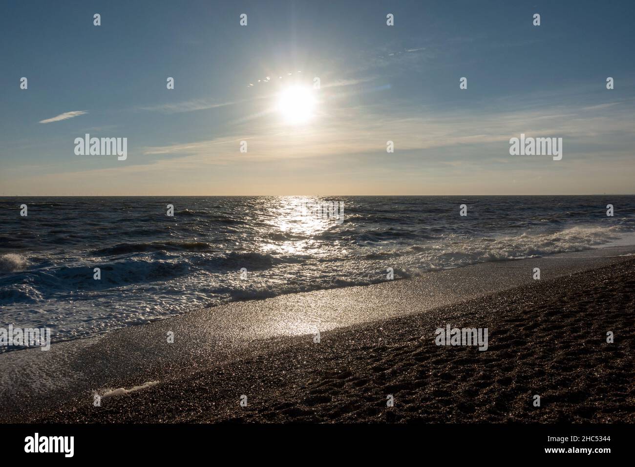 Vista del tramonto guardando verso il sole sulla spiaggia di Brighton, East Sussex, Regno Unito. Foto Stock