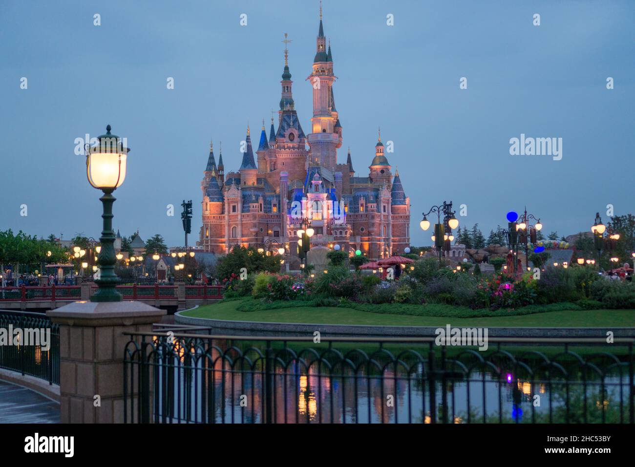 SHANGHAI, CINA - Settembre 21, 2017: Shanghai Disneyland Castle in serata con luci notturne e sfondo del fiume Foto Stock