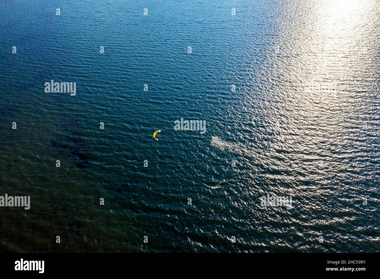 kitesurfer in azione, vista aerea Foto Stock