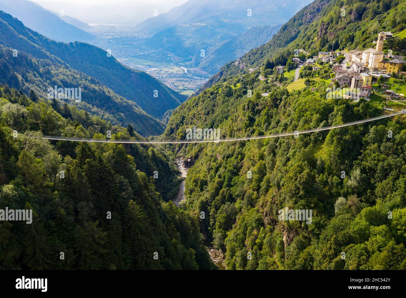 Valtartano, Valtellina (IT), veduta aerea di campo Tartano con il Ponte nel Cielo Foto Stock