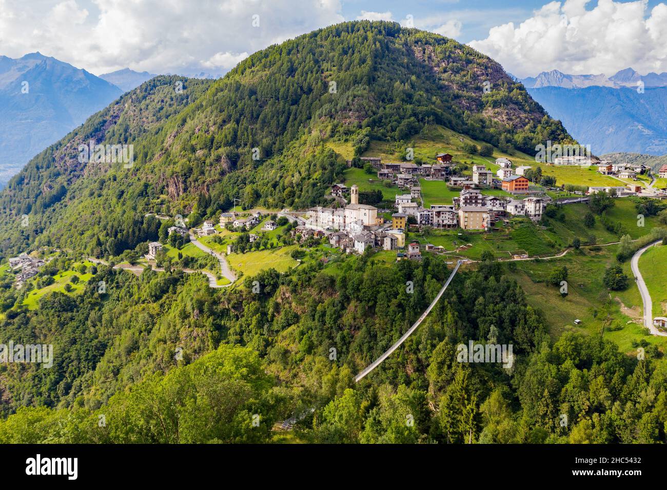 Valtartano, Valtellina (IT), veduta aerea di campo Tartano con il Ponte nel Cielo Foto Stock