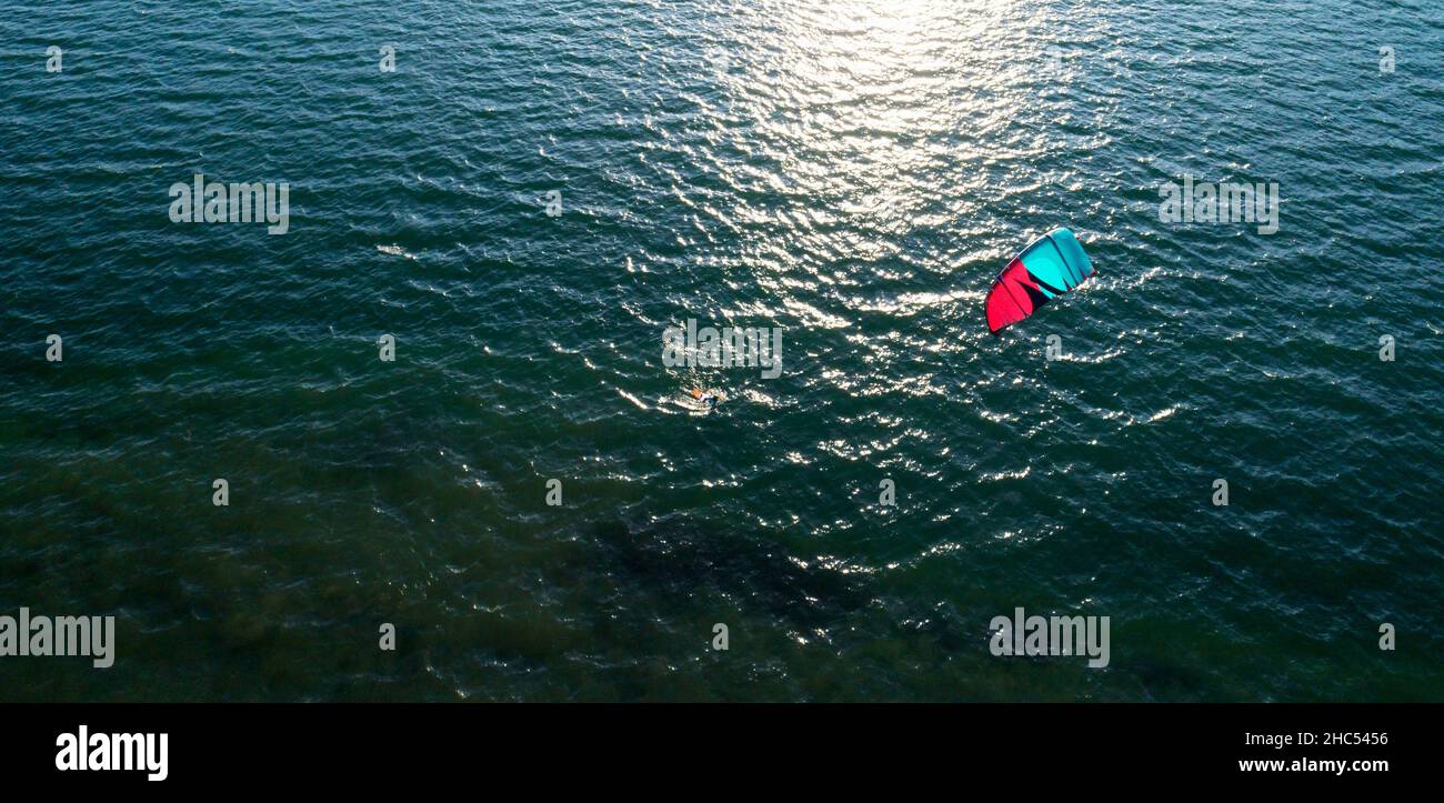 kitesurfer in azione, vista aerea Foto Stock