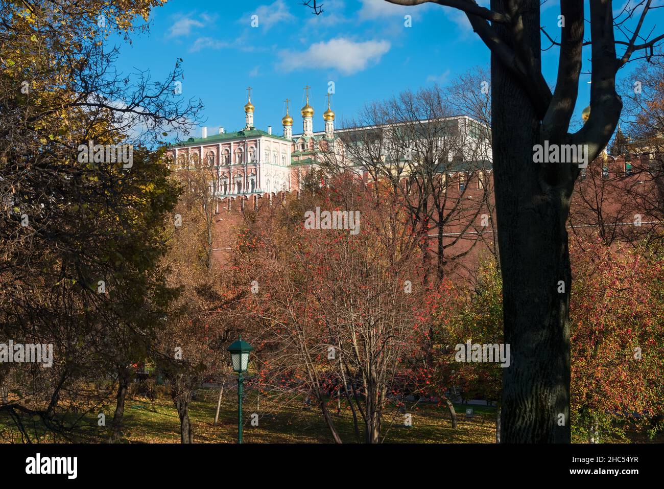 Vista del Palazzo e delle mura del Cremlino di Mosca dal Giardino Alexander in autunno, un parco nel quartiere Tverskoy di Mosca, Foto Stock