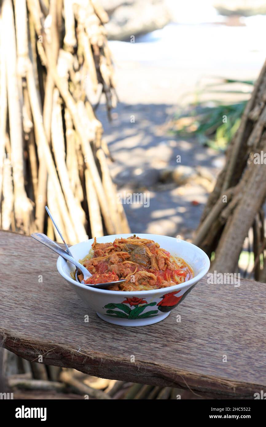 Indonesiano alimentare, mie Ayam o Bakmi Ayam, Noodles con pollo grattugiato. Popolare Street Food in Indonesia Foto Stock