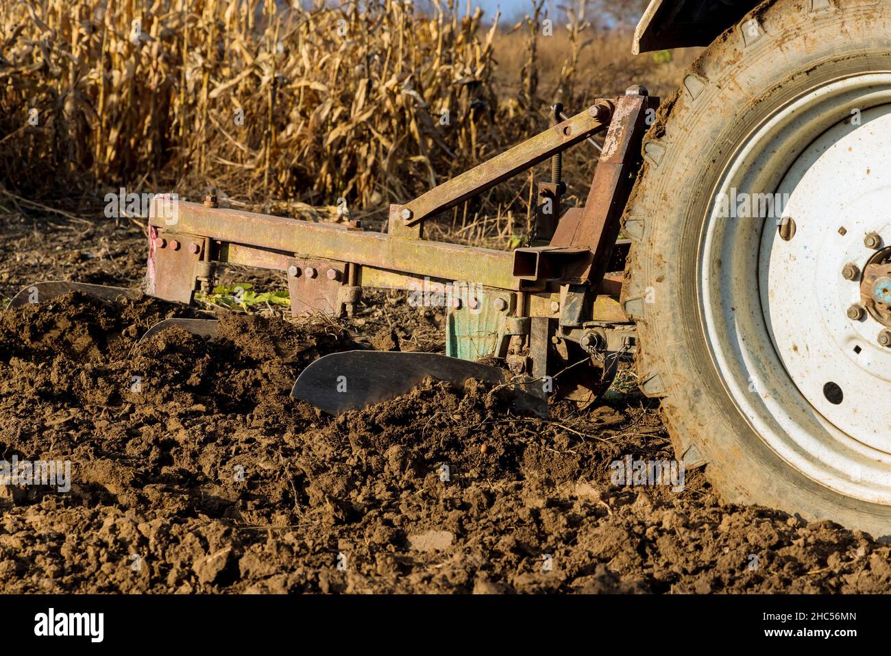 Trattore macchina di coltivazione del terreno di preparazione del terreno per piantare il raccolto, molla Foto Stock