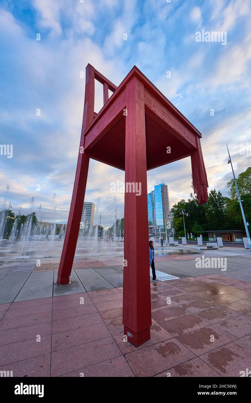 Scultura della sedia rotta - protesta contro le mine terrestri di fronte alla sede delle Nazioni Unite Foto Stock