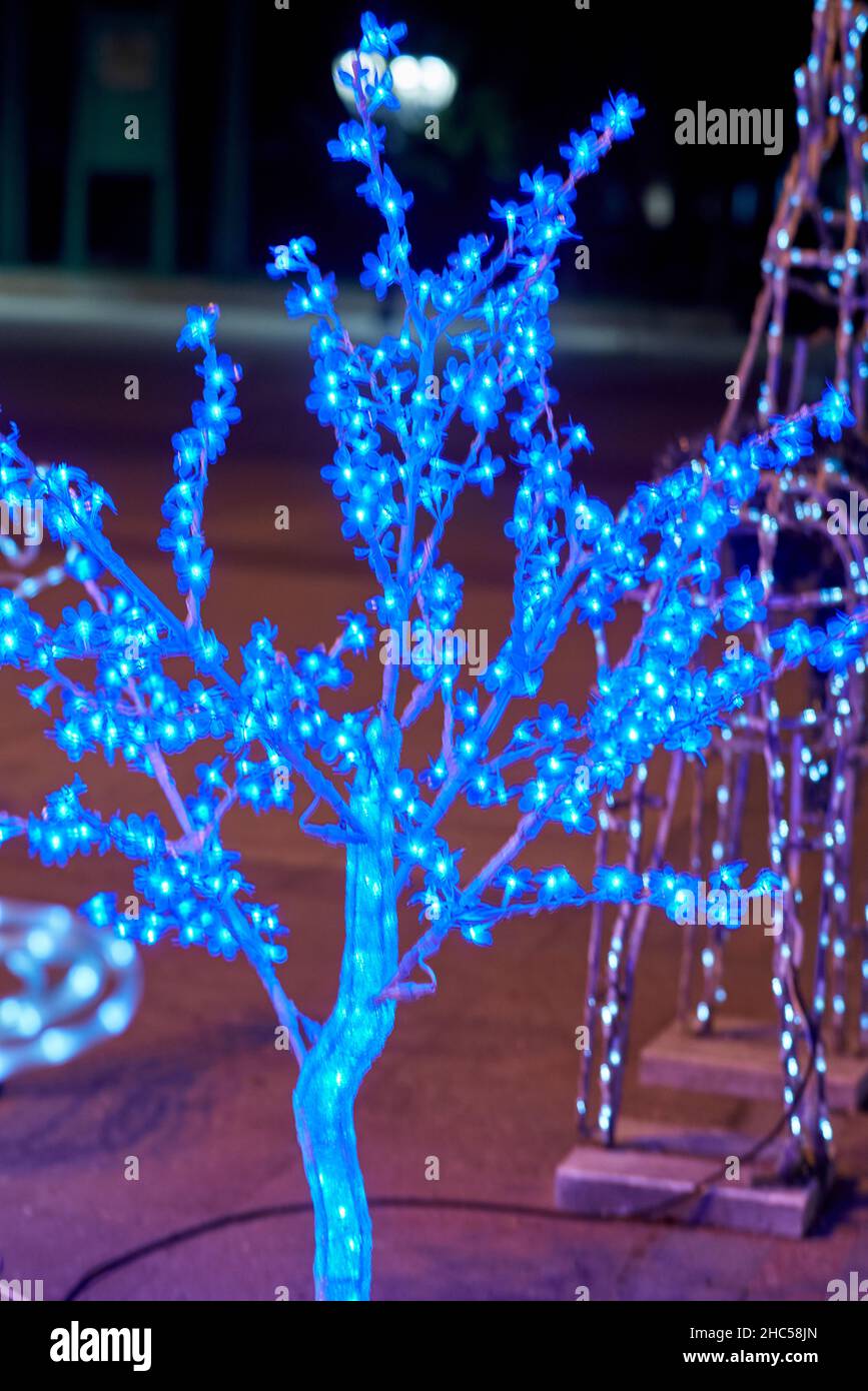 Un colpo verticale di decorazioni con luci blu Foto Stock