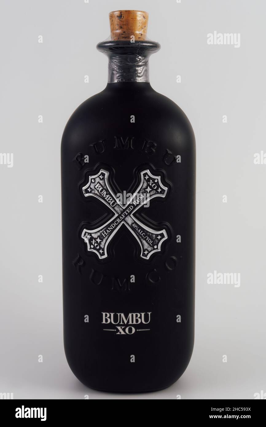 Bumbu XO bevanda alcolica con logo. Piccola bevanda al rum in un caratteristico flacone scuro da 750 ml con tappo in sughero, su sfondo bianco. Foto Stock