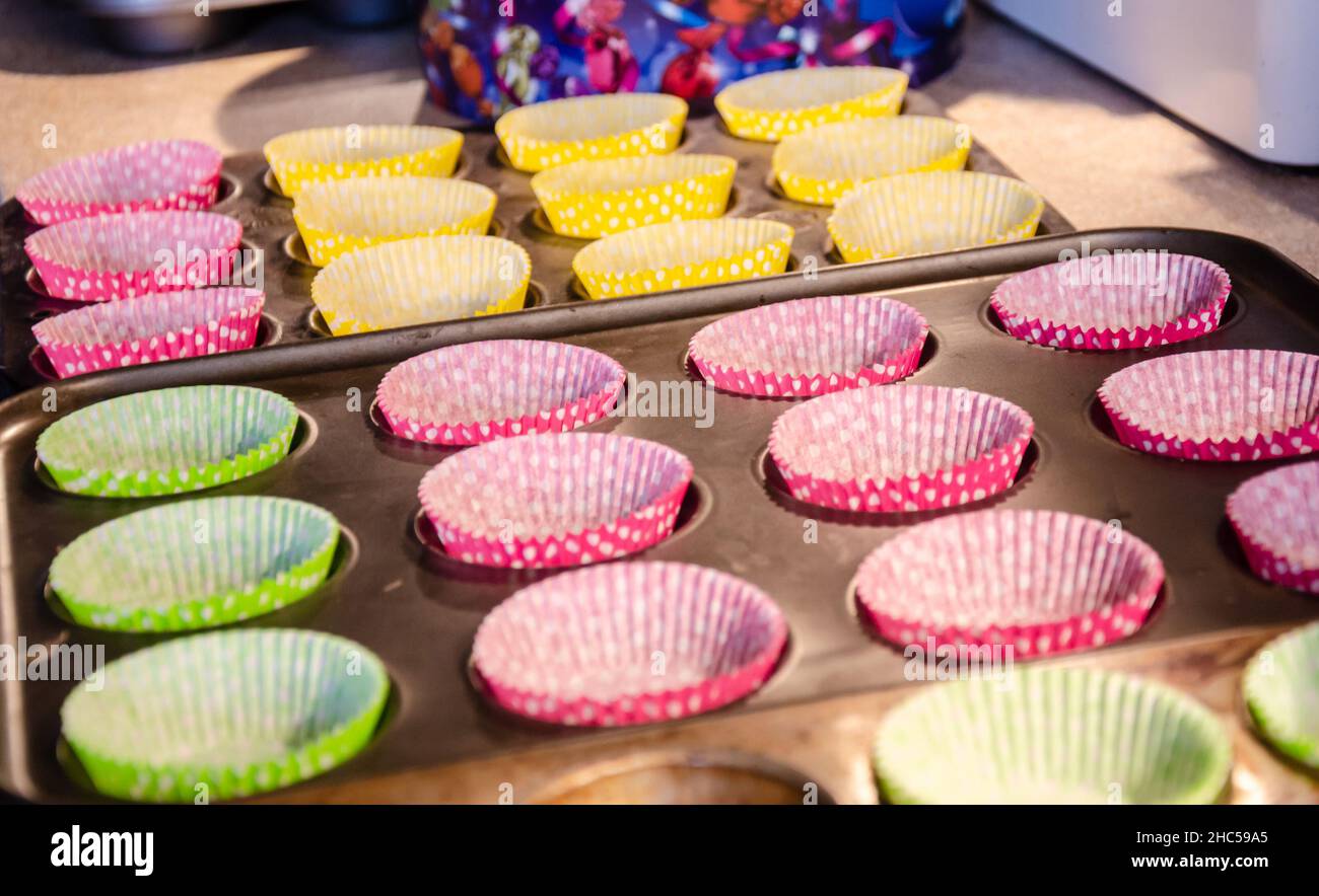 Svuotare i contenitori per cupcake in teglie leggere per essere riempiti. Foto Stock