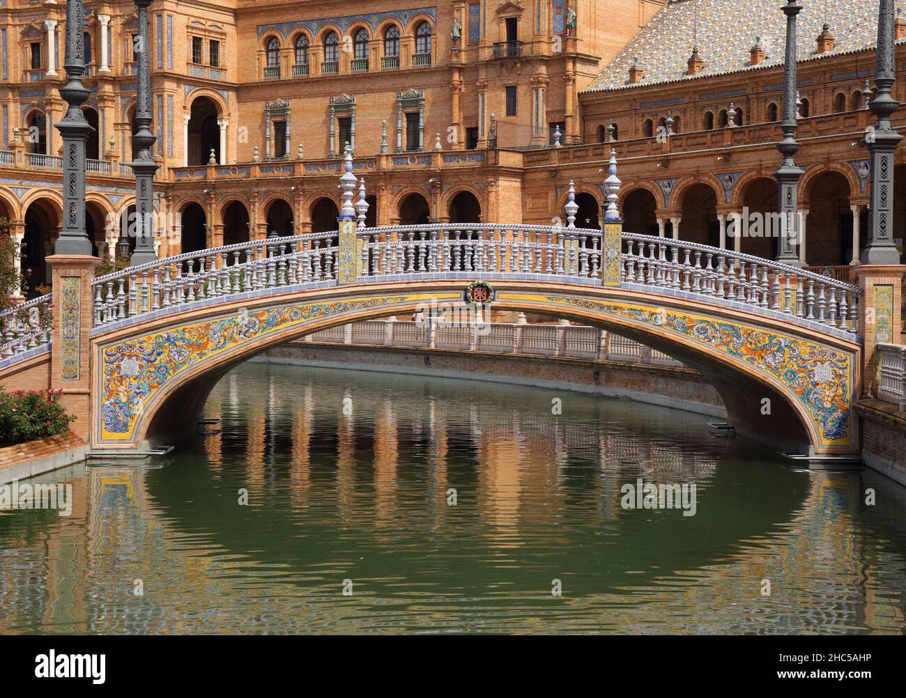 Particolare di un bellissimo ponte ornato decorato con piastrelle in ceramica nella storica Plaza de Espana o Piazza di Spagna. Siviglia, Spagna. Foto Stock