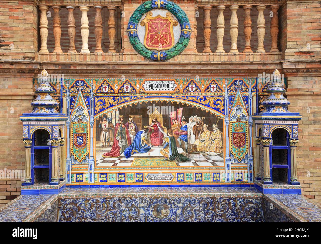 Particolare di bella parete esterna ornata con piastrelle in ceramica nella storica Plaza de Espana o Piazza di Spagna. Siviglia, Spagna. Foto Stock