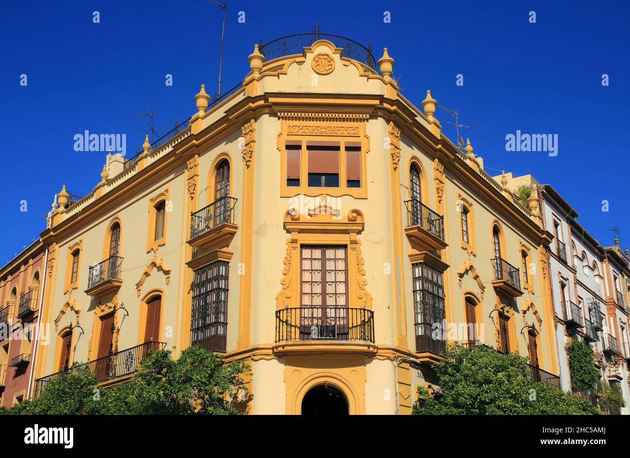 Siviglia, Andalusia, Spagna. Bella facciata storica in piazza Giralda - Plaza Giralda. Foto Stock