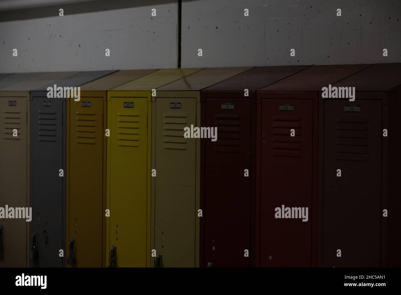 Primo piano di armadietti colorati a scuola Foto Stock