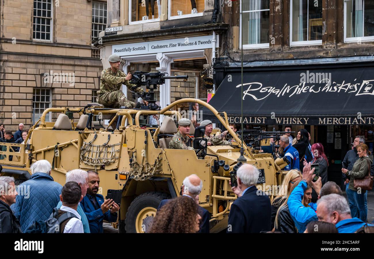 Royal Scots Dragoon Guards 50th anniversario parata con mitragliatrici montate su veicoli leggeri, Royal Mile, Edimburgo, Scozia, Regno Unito Foto Stock