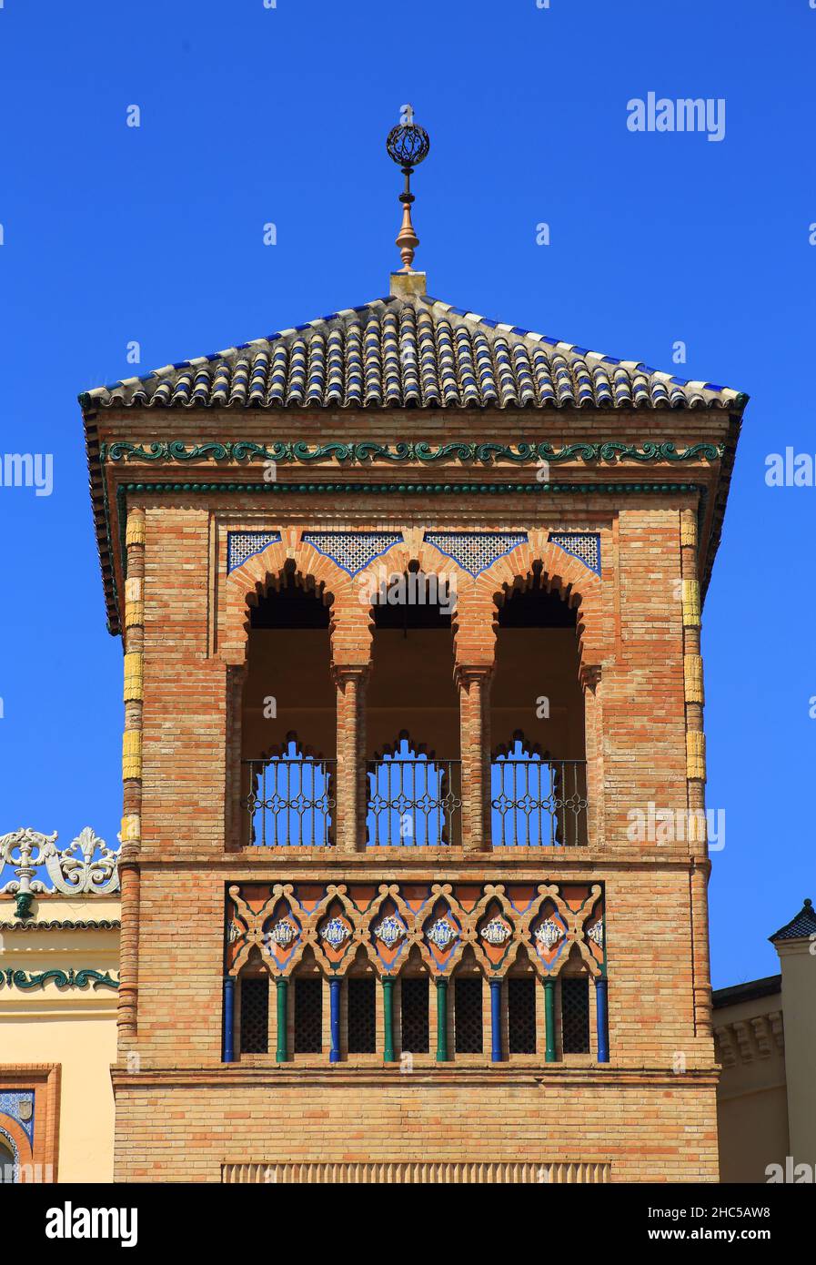 L'esterno ornato della storica Plaza de Espana - Piazza Spagnola, con piastrelle in ceramica e dettagli in stile moresco. Siviglia, Andalusia, Spagna. Foto Stock