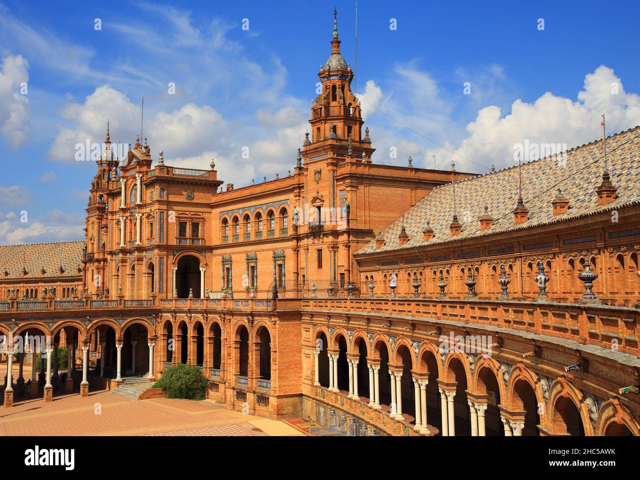 L'esterno ornato della storica Plaza de Espana - Piazza Spagnola, con piastrelle in ceramica e dettagli in stile moresco. Siviglia, Andalusia, Spagna. Foto Stock