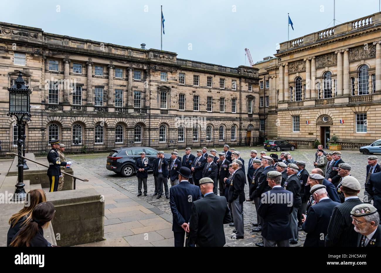 I soldati veterani delle Royal Scots Dragoon Guards che indossano medaglie si riuniscono per un evento a Parliament Square, Royal Mile, Edimburgo, Scozia, Regno Unito Foto Stock