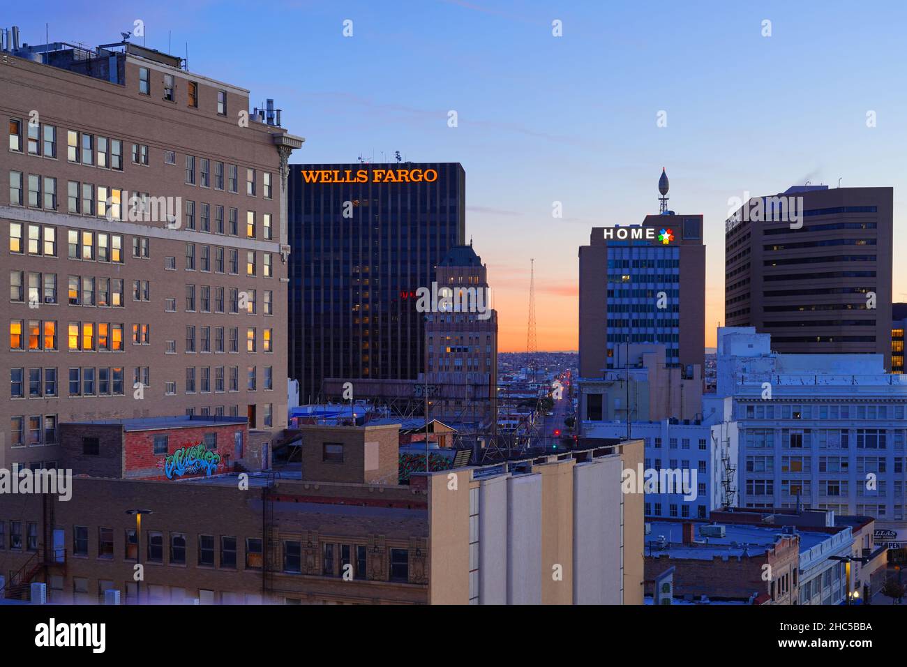 EL PASO, TX -15 DEC 2021- Vista all'alba dello skyline del centro di El Paso in Texas, Stati Uniti. Foto Stock
