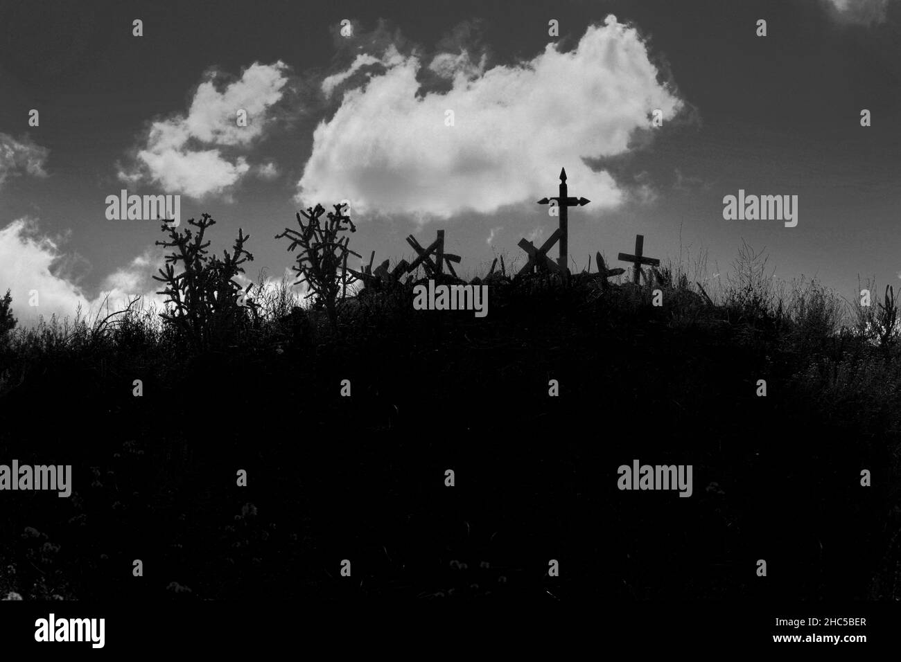 Attraversa un cimitero presso il complesso di storia vivente El Rancho del las Golondrinas vicino a Santa Fe, New Mexico. Foto Stock