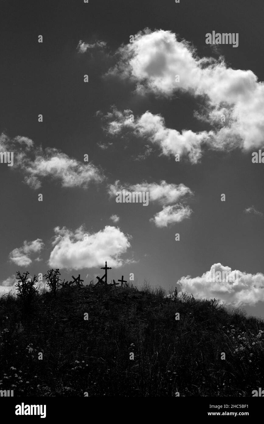 Attraversa un cimitero presso il complesso di storia vivente El Rancho del las Golondrinas vicino a Santa Fe, New Mexico. Foto Stock