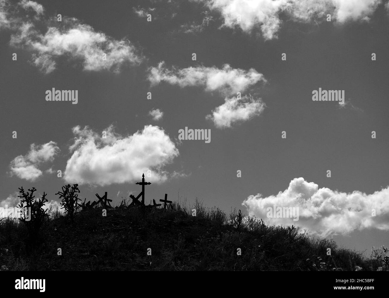 Attraversa un cimitero presso il complesso di storia vivente El Rancho del las Golondrinas vicino a Santa Fe, New Mexico. Foto Stock