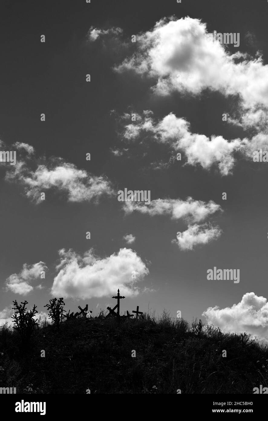 Attraversa un cimitero presso il complesso di storia vivente El Rancho del las Golondrinas vicino a Santa Fe, New Mexico. Foto Stock