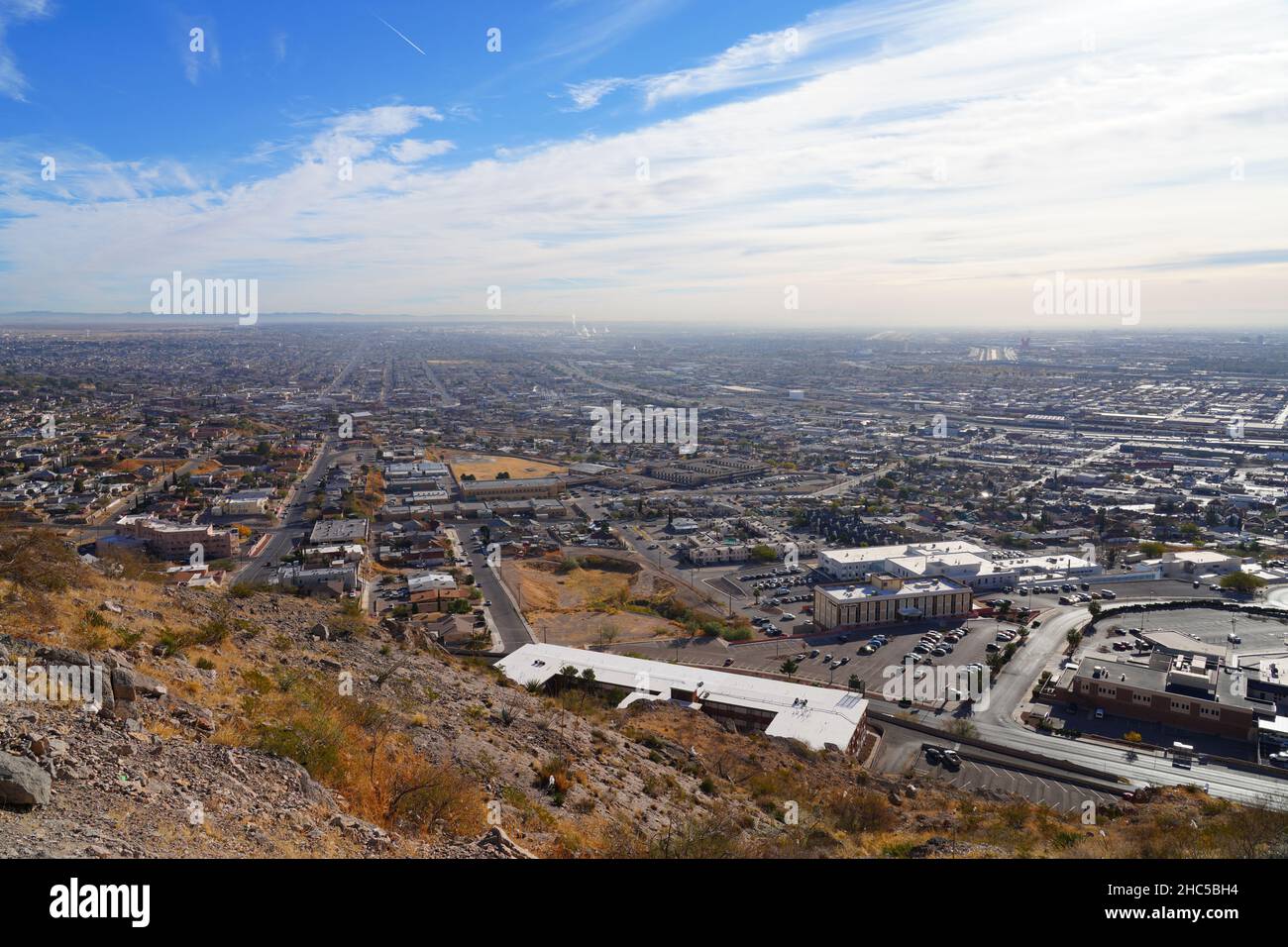 EL PASO, TX -15 DEC 2021- Vista dei lucernari di El Paso, Texas e Ciudad Juarez, Messico, e del confine tra Stati Uniti e Messico visto dal punto di riferimento Foto Stock
