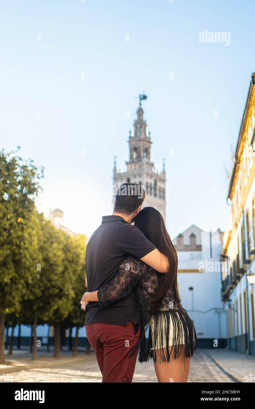 Coppia in amore con le loro spalle girate. Coppia innamorata a Siviglia. Concetto di San Valentino Foto Stock